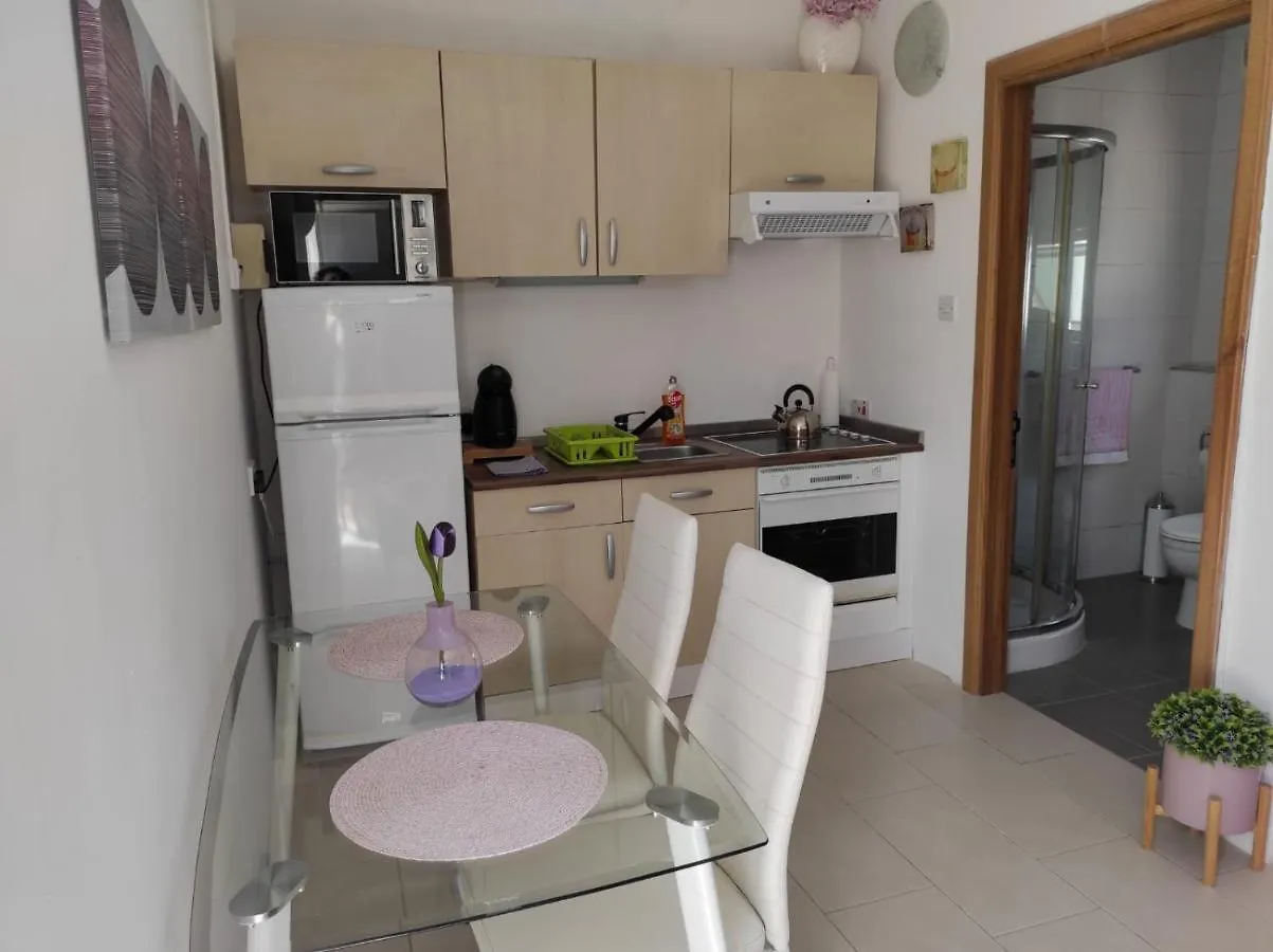 Studio Apartment With Private Terrace, Jacuzzi & Views Mosta