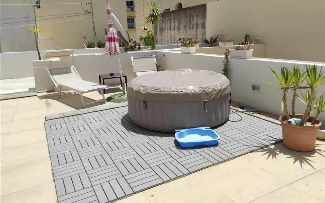 Studio Apartment With Private Terrace, Jacuzzi & Views Mosta
